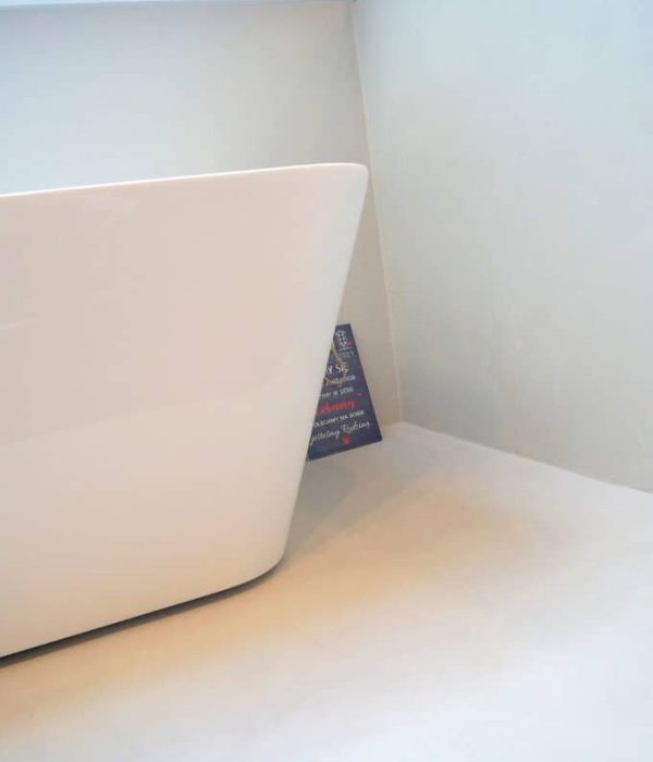 jasny-mikrocement-w-lazience02-680x1024